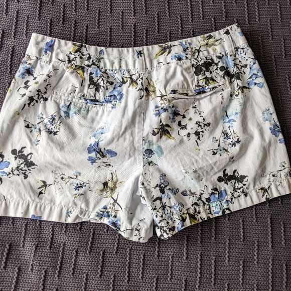 LOFT Lilac Floral 4" Shorts Sz 8 - Picture 6 of 11